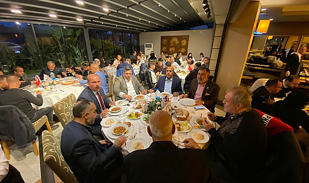 Ankara'da genel merkez kapısının önünde yatarak vekillik bekleyen mi, yoksa İzmir için savaşacak biri mi?