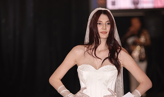 GÜLCE TORUN - Modellikte farklı tarz, farklı duruş.