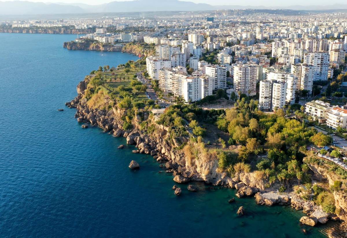 Denizin Üzerinde Yükselen Şehir: Muratpaşa’nın Mavi Bayraklı Falez Plajları Yaşam Kültürüne Dönüşüyor